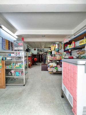 Nhà vị trí đẹp, hẻm 5m thông tứ phía, thuận tiện mua bán, kinh doanh.